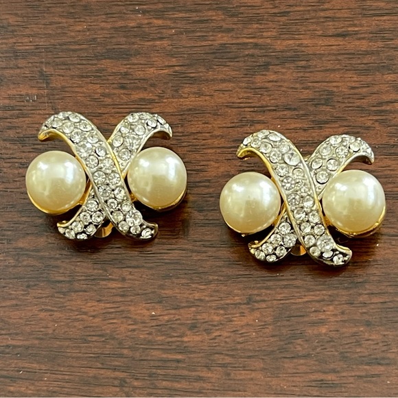 1980s faux pearl diamanté gold tone clip on earrings - Picture 6 of 6